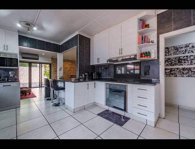 6 BEDROOM FREESTANDING FOR SALE IN ATHLONE PARK